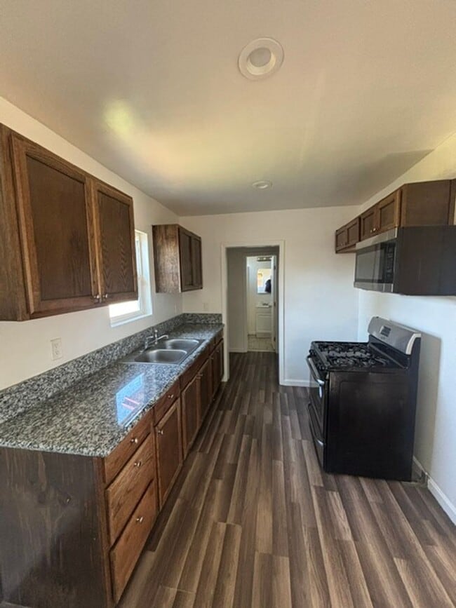 Building Photo - Charming 2 Bedroom, 1 Bathroom Home with Garage & Large Backyard – Available Now!