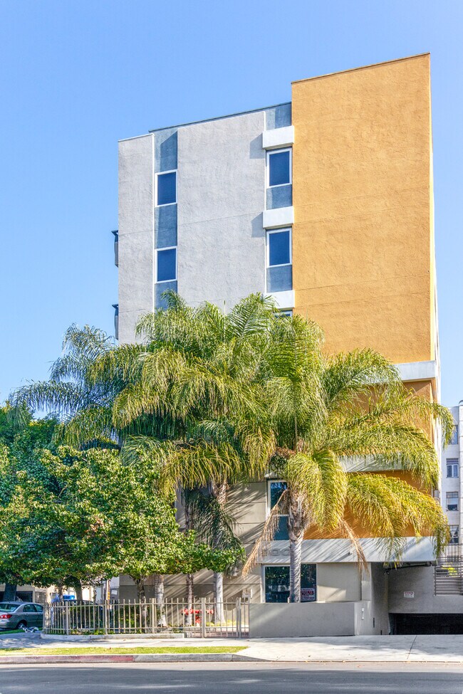 Small 5 floor condo building - 900 S Harvard Blvd