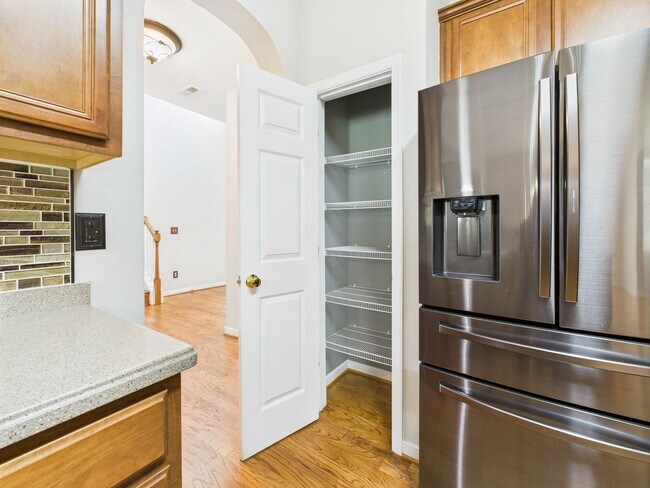 Building Photo - Charming 5-Bedroom 2.5 Bathroom Home locat...