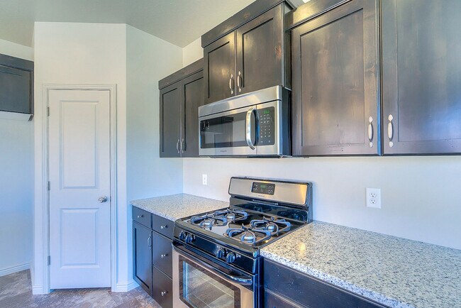 Building Photo - 4 Bedroom End Unit in Sienna Hills! Small Dog Friendly!