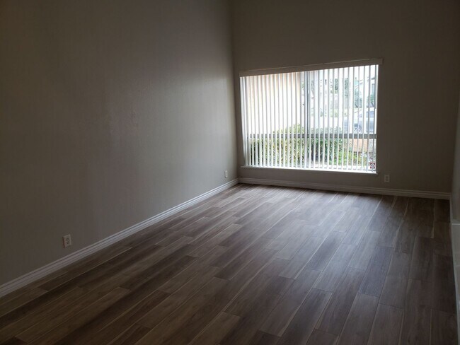 Building Photo - Great 3-bedroom, 2 bath home in Tustin Mea...