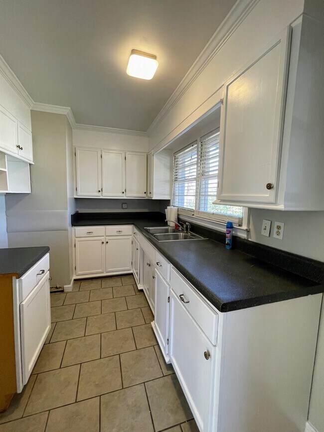 Building Photo - 1921 Stevens Ave NE