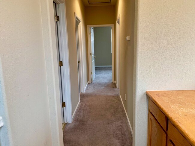 Building Photo - Beautiful Brentwood home with bed and full bath downstairs