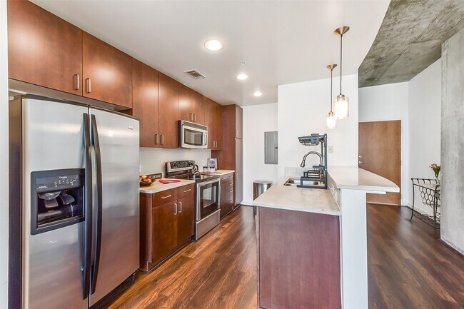 Building Photo - 5925 Almeda Rd