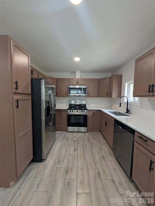 Building Photo - 2800 Dalecrest Dr