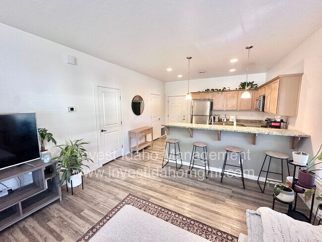 Building Photo - Stylish Townhome with Room to Relax & Ente...