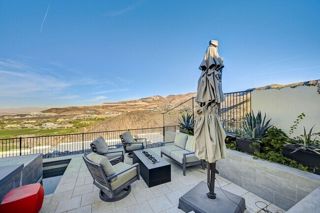 Building Photo - Amazing Golf Course and Las Vegas Valley V...