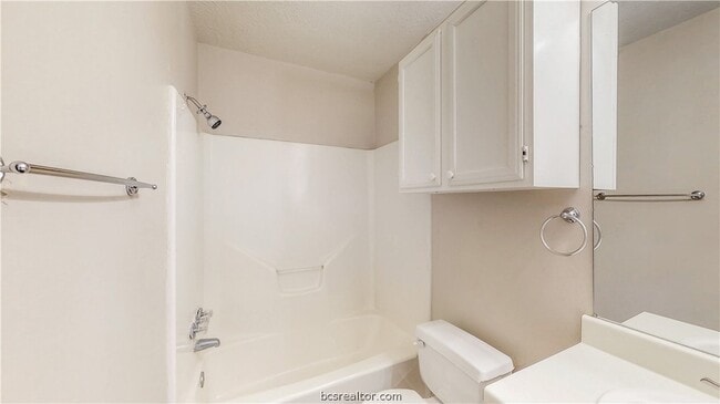 Building Photo - 1913 Woodsman Dr