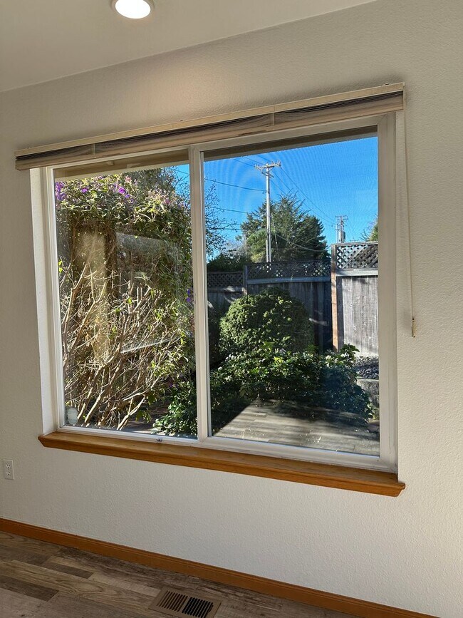 Building Photo - 1 Bedroom, 1 Bath Duplex – Sunny McKinleyville