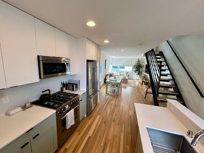 Building Photo - Spacious Ballard Townhome- 2 Bedrooms with Parking