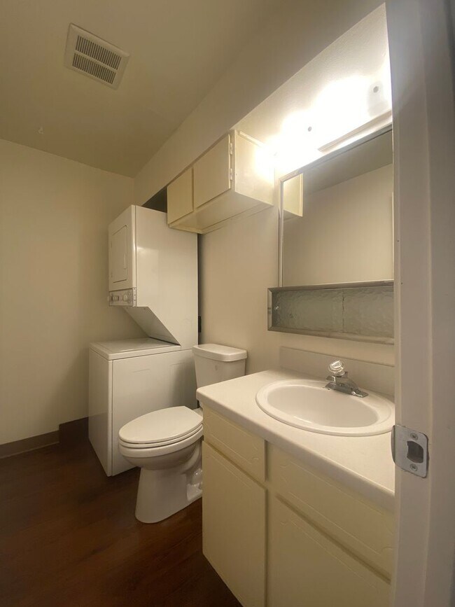 Building Photo - South Hill Triplex-Nestled away in private...
