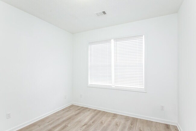Building Photo - 610 Clairidge Ln SW