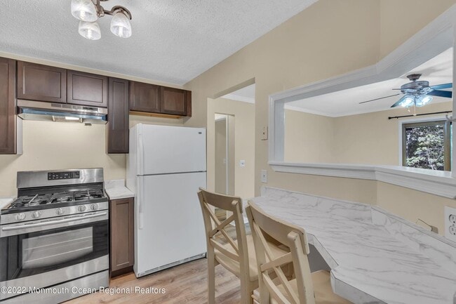 Building Photo - 134 Whispering Oaks Way