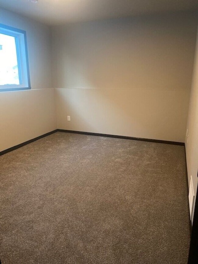 Building Photo - Modern 3 Bedroom Home with Garage & Fenced Yard for Rent!