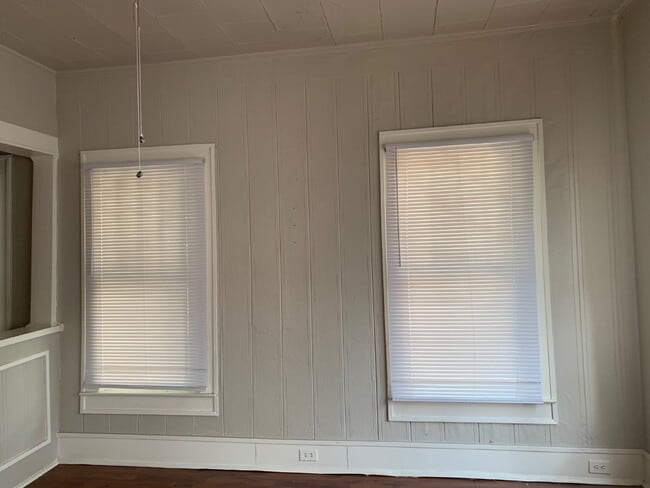 Building Photo - Charming 2 Bed, 1 Bath Home with Spacious ...