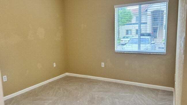 Building Photo - 1103 Golden Lakes Blvd