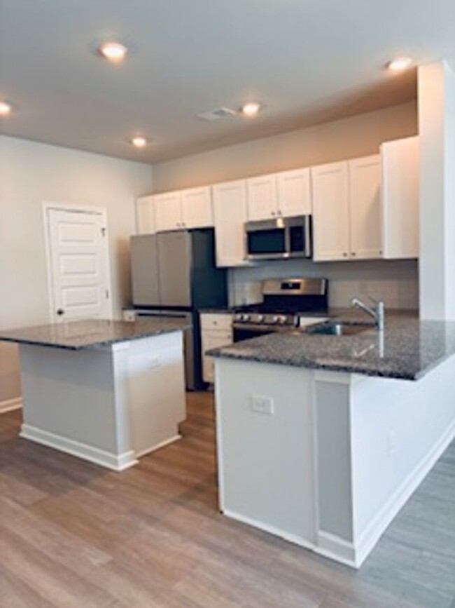 Building Photo - New 3 Bed/ 2.5 Bath Townhome Off Central A...