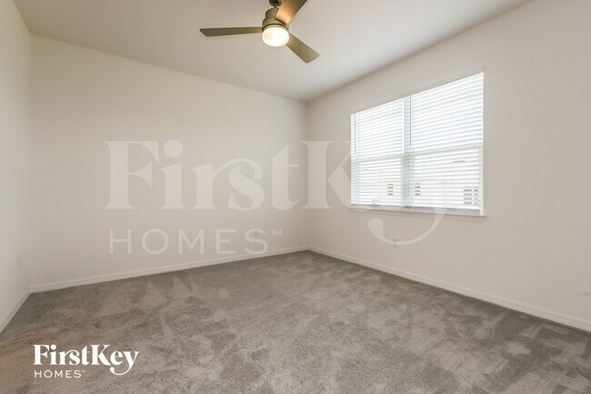 Building Photo - 527 Crown Rose Dr