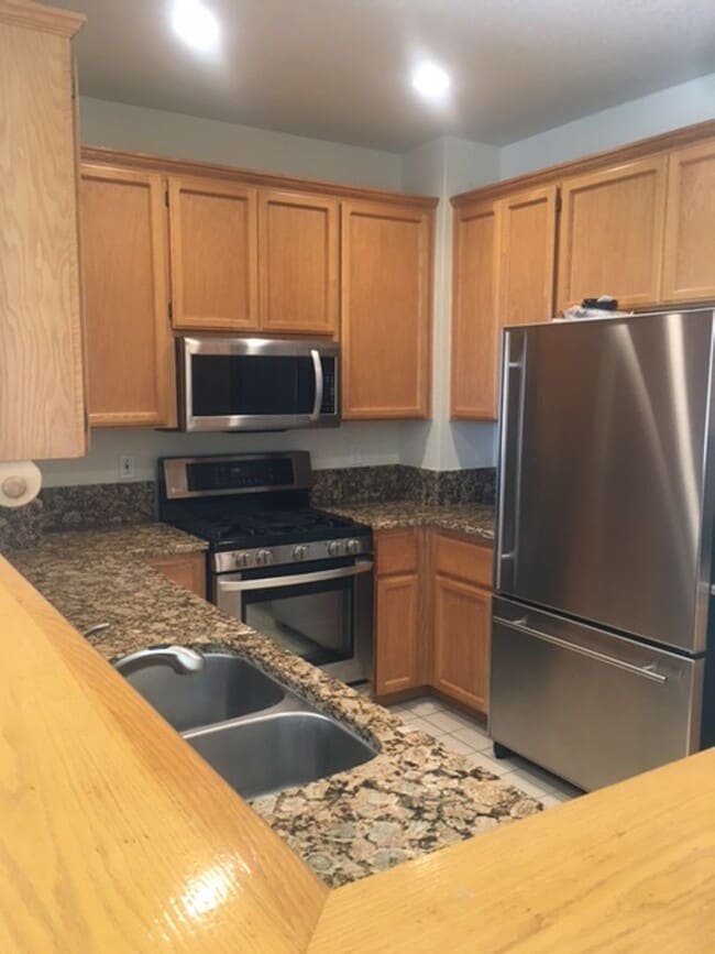 Building Photo - Outstanding 2 bd 2 bth Condo in prime Plea...