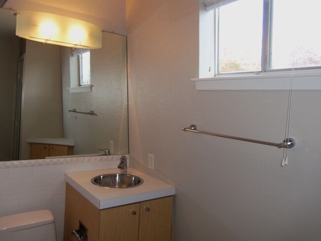 Building Photo - Courtyard Condo located between South 1st ...