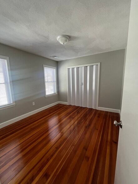 Building Photo - 100 Capen St