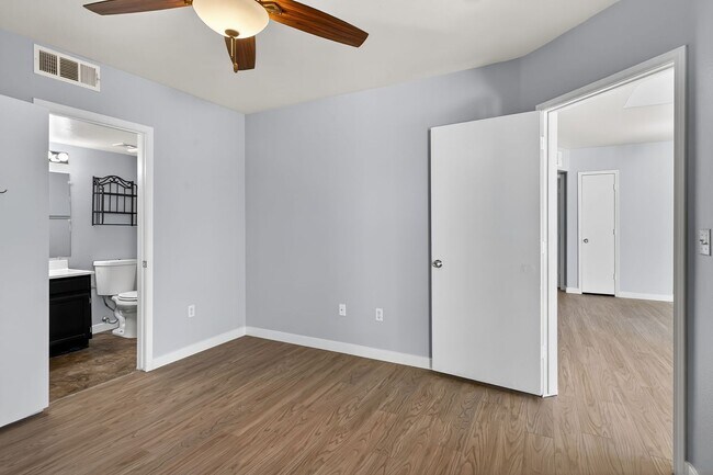 Building Photo - *MOVE-IN READY* GREAT UPPER LEVEL 2-BEDROO...