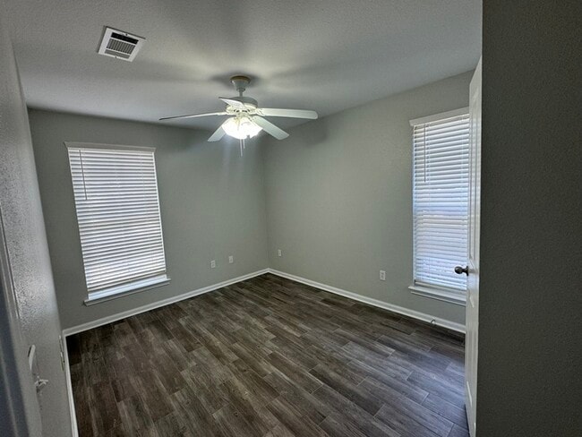 Building Photo - Beautiful 3/2 house in Biloxi