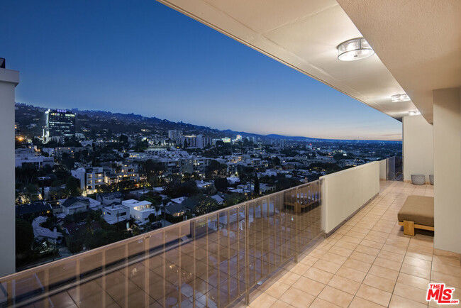 Building Photo - 818 N Doheny Dr