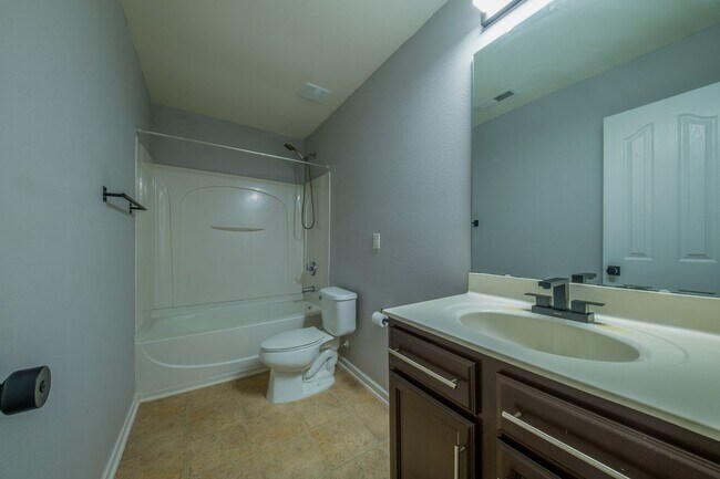 Building Photo - 1301 Waldridge Ct