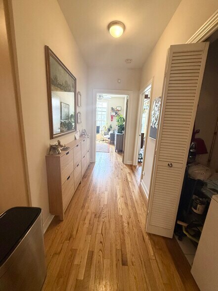 Building Photo - 3349 N Clark St