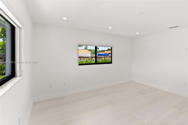 Building Photo - 6010 SW 108th Pl