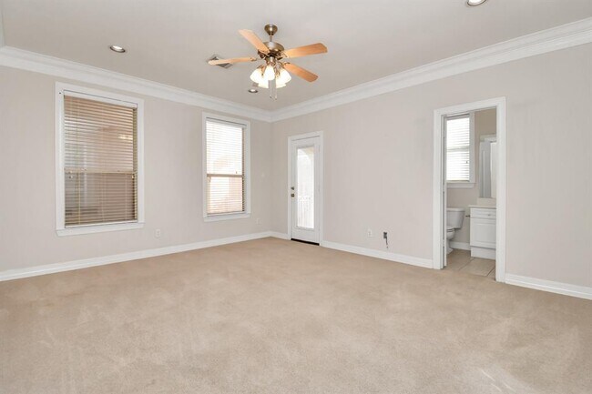 Building Photo - 833 Rosine St