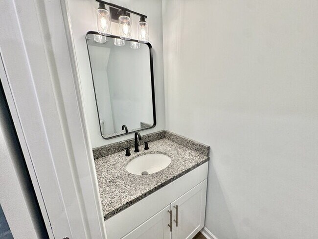 Building Photo - 780 Woodlawn St