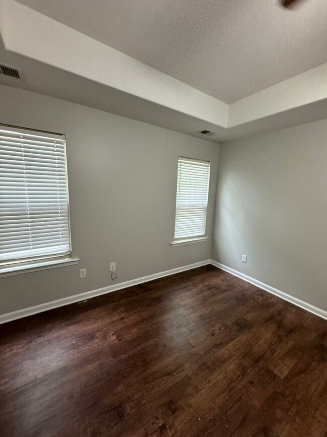 Building Photo - 3805 Carnes Ave