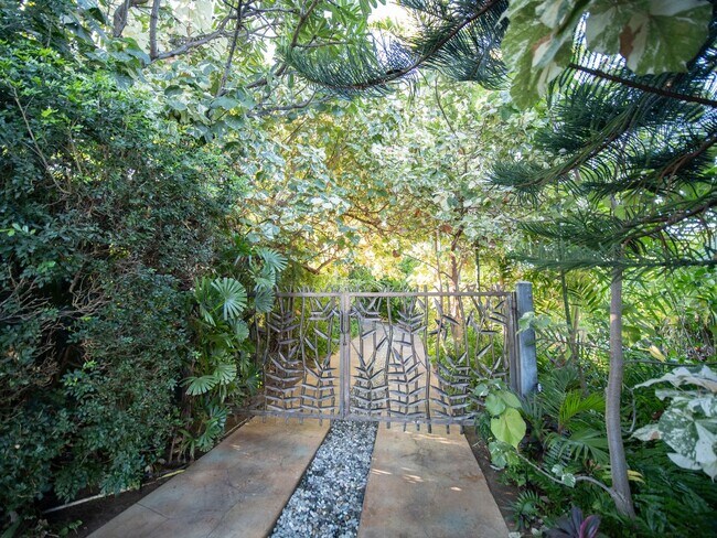 Building Photo - Beautiful Furnished, 2 Bed, 3 Bath, Gated ...