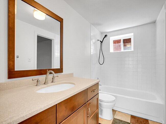 Building Photo - $1,550, 1 bed, 1 bath apartent near wash p...