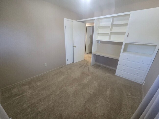 Building Photo - Rural 3 Bedroom Home in Fort Collins with Attached Garage and HUGE Yard Now Available! NO HOA!