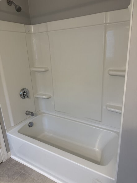 Tub/Shower - 279 Saratoga Ave