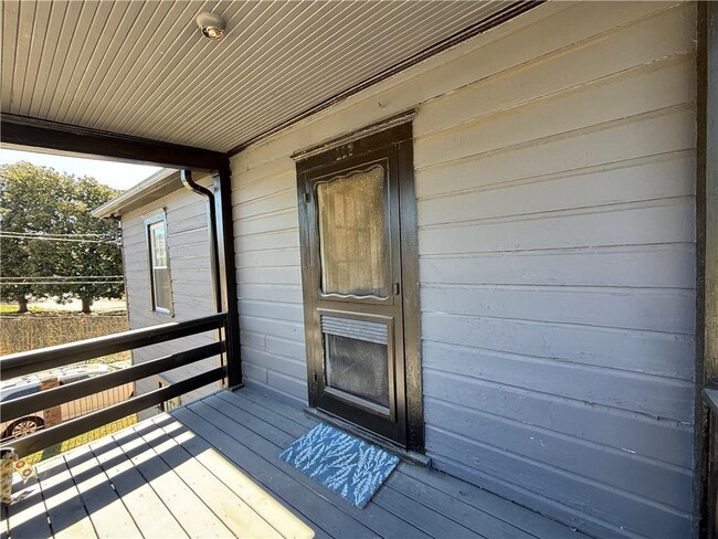 Building Photo - 117 Vine St SW