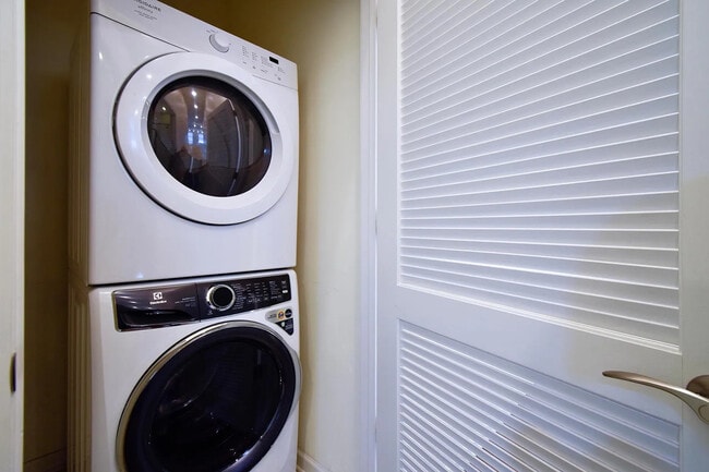 Building Photo - 1761 W Augusta Blvd