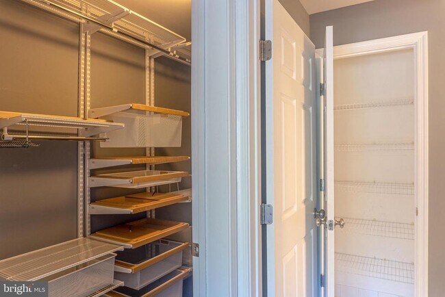 Building Photo - 1891 Crescent Park Dr