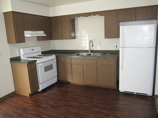 Building Photo - 1300 Getzelman Dr