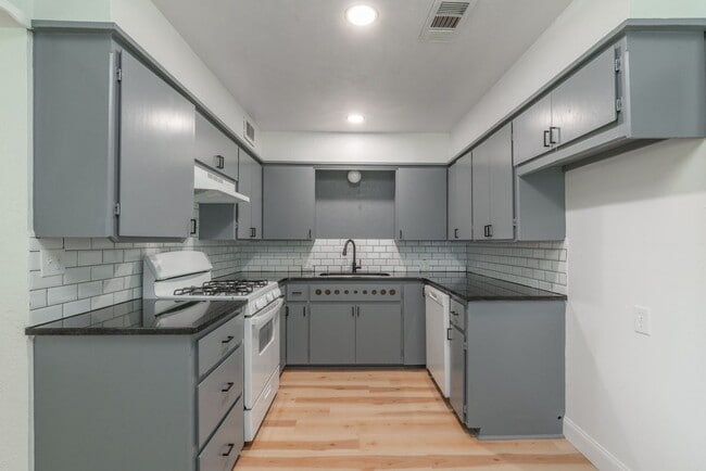 Building Photo - Updated 2 Bed in El Reno