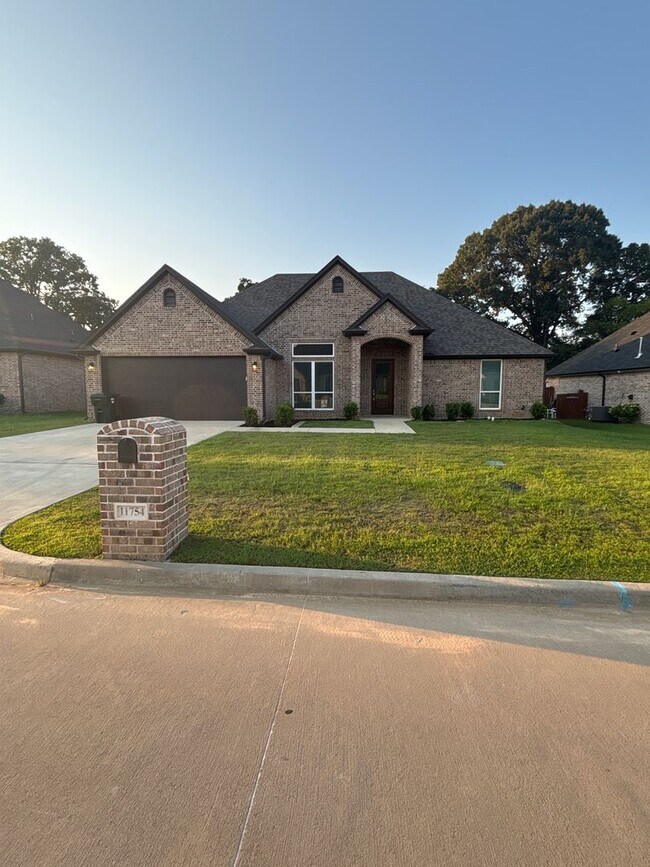 Building Photo - Beautiful South Tyler Rental in Royal Vist...