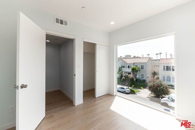 Building Photo - 756 N Ridgewood Pl