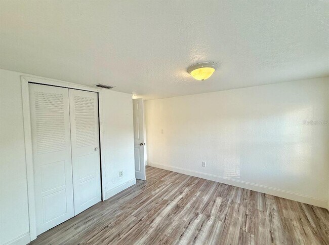 Building Photo - 715 E Silver Star Rd