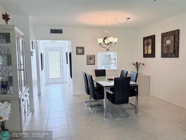 Building Photo - 1055 Country Club Dr
