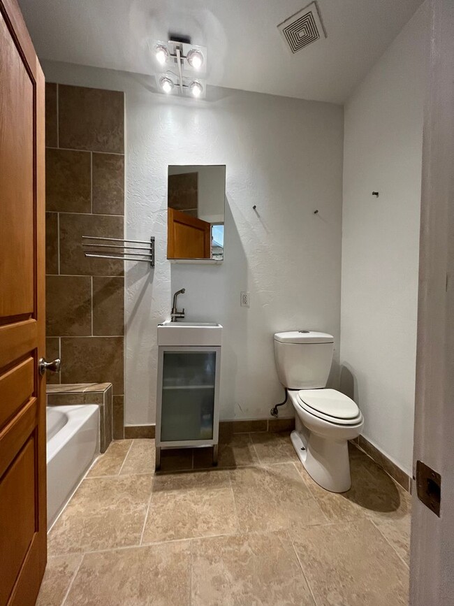 Building Photo - 217 Nw 22. 3 bed. 2 bath, 1 car garage w/ ...