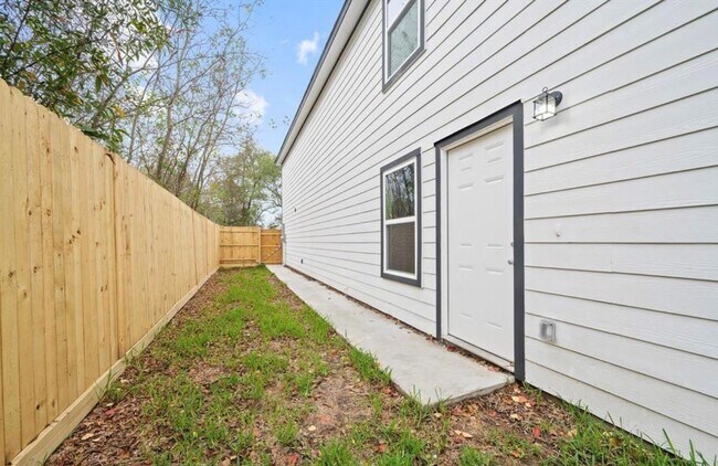 Building Photo - For Lease | 3 Bed, 2 Bath | 1,106 Sq Ft | East Way Manor |