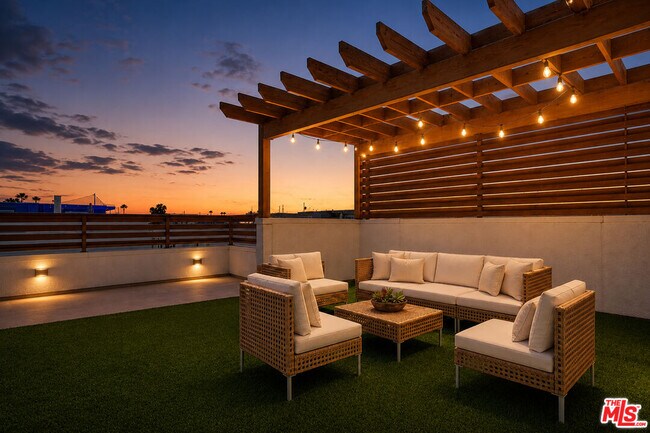 Building Photo - 1678 Topanga